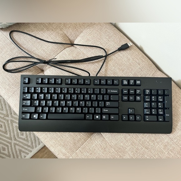 Black Wired Keyboard with USB - Picture 1 of 2